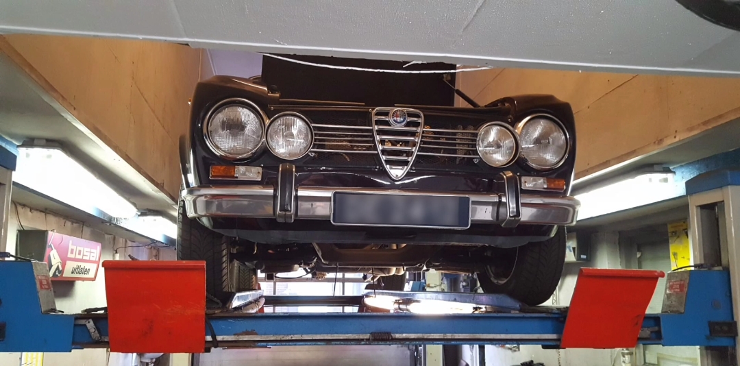 Zwarte Alfa Romeo op brug