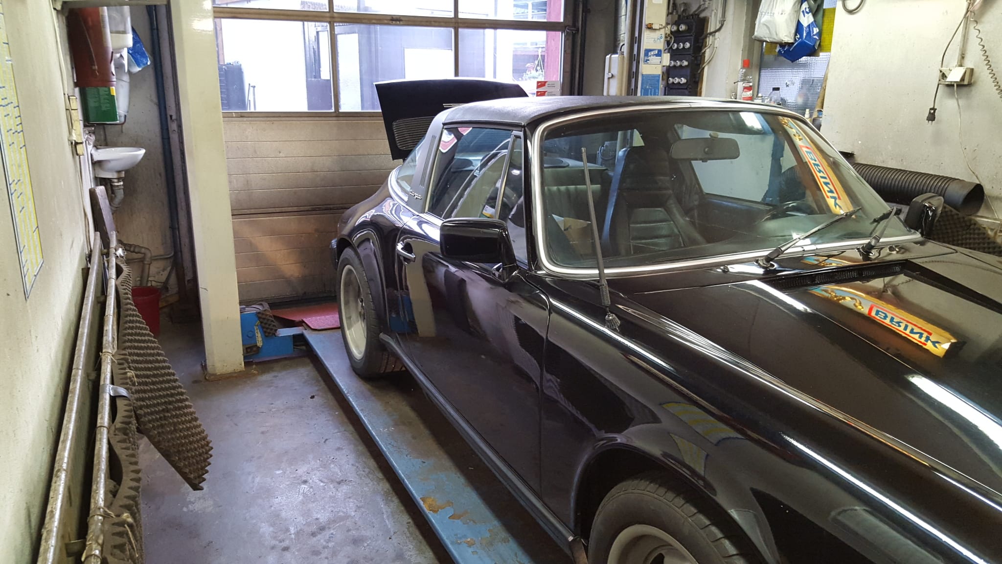 Porsche 911SC in de garage