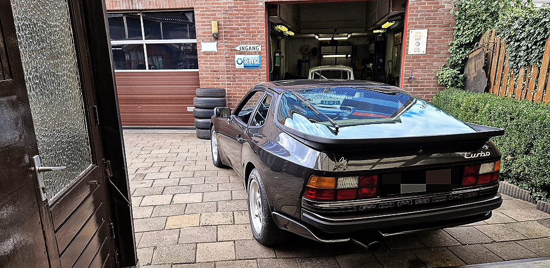 Porsche 944 Turbo voor ingang bedrijf