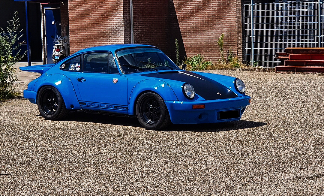 Een blauwe Porsche 911